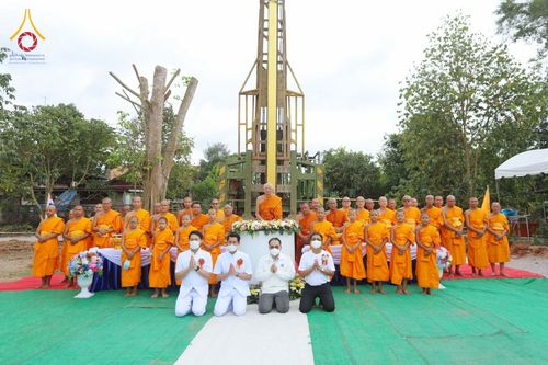 ภาพ No.76113:9พิธีวางศิลาฤกษ์ และตอกเสาเข็มมงคลต้นแรก สร้างหอฉันคุณยายอาจารย์มหารัตนอุบาสิกาจันทร์ ขนนกยูง  ณ ศูนย์ปฎิบัติธรรมนานาชาติสะเดา จ.สงขลา วันที่ 27 มกราคม พ.ศ. 2566