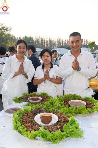 ภาพ No.108432:ถวายภัตตาหารเป็นสังฆทาน แด่คณะพระธรรมยาตราฯ ในโครงการธรรมยาตรากตัญญูบูชา มหาปูชนียาจารย์ พระมงคลเทพมุนี(สด จนฺทสโร) พระผู้ปราบมาร อนุสรณ์สถาน 7 แห่ง ปีที่ 12 วันที่ 7 มกราคม พ.ศ. 2567 ณ อนุสรณ์สถานโลตัสแลนด์ จ.สุพรรณบุรี