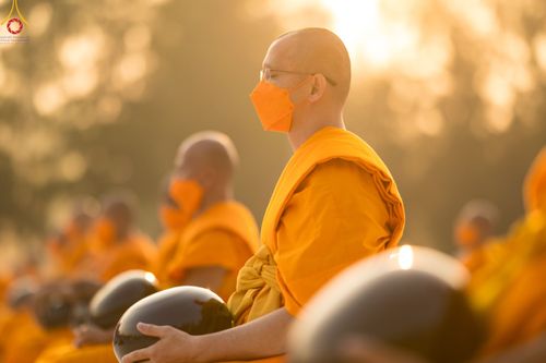 ภาพ No.110223:พิธีตักบาตรพระธรรมยาตราฯ ในโครงการธรรมยาตรากตัญญูบูชา มหาปูชนียาจารย์ พระมงคลเทพมุนี(สด จนฺทสโร) พระผู้ปราบมาร ปีที่ 12 ณ อนุสรณ์สถานลำดับที่ 2 สถานที่ตั้งมโนปณิธานบวชตลอดชีวิต อนุสรณ์สถานบางนางแท่น จ.นครปฐม วันที่ 11 มกราคม พ.ศ. 2567