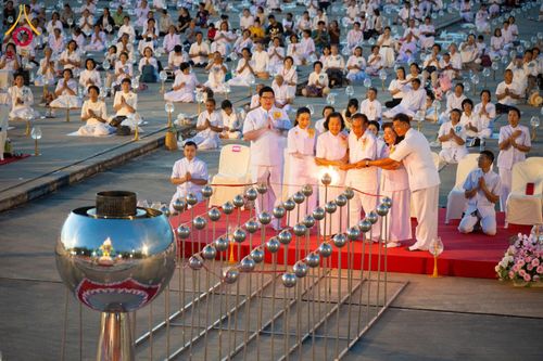 ภาพ No.162251:พิธีจุดประทีปโคมลาน ถวายเป็นพุทธบูชา สร้างความสว่างไสวให้กับแผ่นดินด้วยแสงธรรม วันพฤหัสบดีที่ 17 ตุลาคม พ.ศ. 2567 ณ พุทธอุทยานนานาชาติ จังหวัดหนองคาย