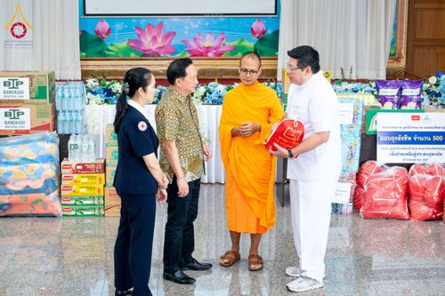ภาพ No.159375:วัดพระธรรมกาย มูลนิธิธรรมกาย คณะศิษยานุศิษย์ฯ มอบถุงยังชีพ ข้าวสารอาหารแห้ง สมทบศูนย์รับบริจาคช่วยเหลือ ผู้ประสบภัยภาคเหนือ จังหวัดปทุมธานี มอบชุดอาหารปรุงสุกใหม่ ส่งแรงใจแก่เจ้าหน้าที่ผู้ปฏิบัติงาน และจิตอาสา วันที่ 27 กันยายน พ.ศ. 2567