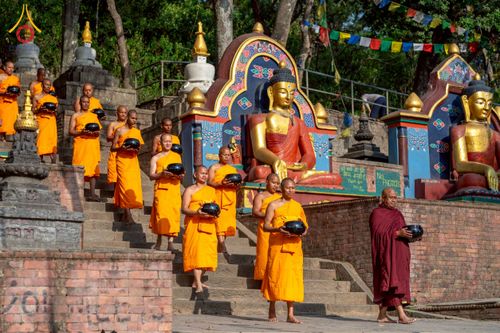 ภาพ No.213089:วันที่ 17 - 18 มีนาคม พ.ศ. 2568 คณะสงฆ์และสามเณรเดินบิณฑบาต รอบเมืองในพื้นที่ วัดสยมภูวนาถและราชวังปาตัน ณ เมืองกาฐมาณฑุ ประเทศเนปาล