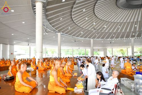 ภาพ No.214711:วันเสาร์ที่ 5 เมษายน พ.ศ. 2568 พิธีถวายภัตตาหารเมนูสวรรค์ "เพื่อการบรรลุธรรม" ณ หอฉันคุณยายอาจารย์ฯ วัดพระธรรมกาย