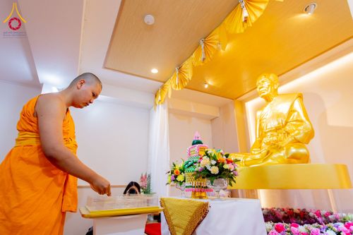 ภาพ No.221268:วันศุกร์ที่ 25 เมษายน พ.ศ. 2568 พิธีอัญเชิญรูปเหมือนพระมงคลเทพมุนี (สด จนฺทสโร) พระผู้ปราบมาร พิธีทอดผ้าป่าสามัคคี 25 ปี พิธีถวายสังฆทาน 15 วัด แด่เจ้าอาวาสภาคพื้นเอเชีย และแอฟริกา ในวาระครบ 25 ปี วัดพระธรรมกายโอซาก้า ประเทศญี่ปุ่น