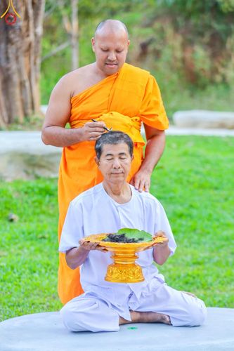 ภาพ No.180361:พิธีตัดปอยผม ปลงผม นาคธรรมทายาท ในโครงการบรรพชาอุปสมบทหมู่ บูชาธรรมมหาปูชนียาจารย์ 2567  วันที่ 4 ธันวาคม พ.ศ. 2567 ณ ศูนย์ปฏิบัติธรรมแก้วภูเรือ จ.เลย