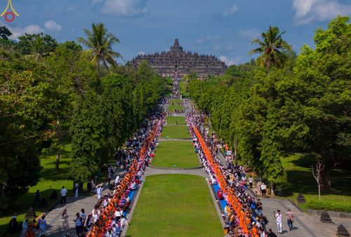ภาพ No.105161:สามเณรธรรมทายาทชาวอินโดนีเซียกว่า 1,000 รูป เดินธรรมยาตรา บูชาพระสัมมาสัมพุทธเจ้า ณ มหาเจดีย์บุโรพุทโธ ประเทศอินโดนีเซีย ในวันที่ 27 ธันวาคม พ.ศ. 2566