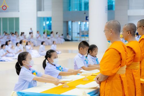 ภาพ No.146069:วันมหารำลึก ครั้งที่ 34 พิธีร่วมรำลึกถึงนักสร้างบารมีที่ล่วงลับไปแล้ว , พิธีสวดพระพุทธมนต์ ณ ห้องแก้วสารพัดนึก 1 วัดพระธรรมกาย วันเสาร์ที่ 27 กรกฎาคม พ.ศ. 2567