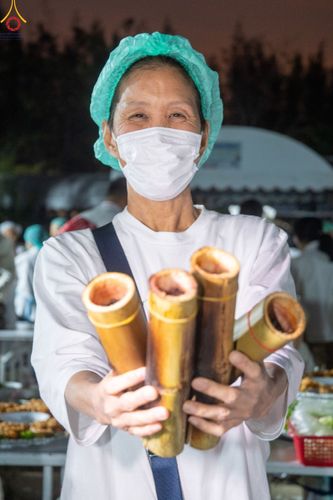 ภาพ No.190561:สาธุชนถวายภัตตาหารเป็นสังฆทาน แด่พระธรรมยาตรา ณ อนุสรณ์สถานมหาวิหารพระมงคลเทพมุนี (โลตัสแลนด์) อ.สองพี่น้อง จ.สุพรรณบุรี ในโครงการธรรมยาตรา กตัญญูบูชา มหาปูชนียาจารย์ พระมงคลเทพมุนี(สด จนฺทสโร) พระผู้ปราบมาร แห่ง ปีที่ 13 วันที่ 7 มกราคม พ.ศ.2568