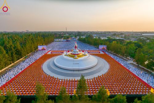 ภาพ No.109553:พิธีจุดประทีปถวายเป็นพุทธบูชา และบูชาธรรมมหาปูชนียาจารย์ วันที่ 10 มกราคม พ.ศ. 2567 ณ อนุสรณ์สถานคลองบางนางแท่น อ.สามพราน จ.นครปฐม