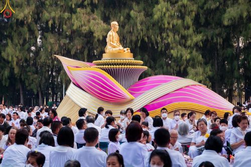 ภาพ No.107515:พิธีตักบาตรพระธรรมยาตราฯ ในโครงการธรรมยาตรากตัญญูบูชา มหาปูชนียาจารย์ พระมงคลเทพมุนี(สด จนฺทสโร) พระผู้ปราบมาร ปีที่ 12 ณ อนุสรณ์สถานมหาวิหารพระมงคลเทพมุนี อ.สองพี่น้อง จ.สุพรรณบุรี วันที่ 7 มกราคม พ.ศ. 2567