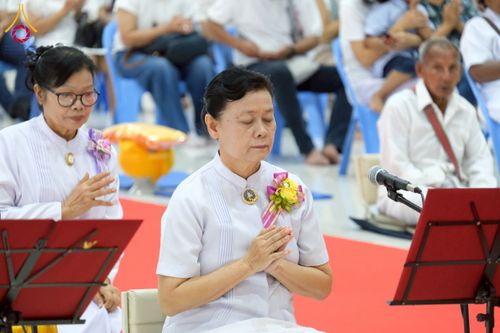 ภาพ No.277908:พิธีตัดปอยผมและปลงผมนาคธรรมทายาท พิธีขอขมาผู้ปกครอง ณ ศูนย์อบรมเยาวชนนครปฐม จ.นครปฐม และพิธีมอบบาตร ผ้าไตร นาคธรรมทายาท พิธีบรรพชา อุปสมบทหมู่ ณ วัดลาดหญ้าไทร จ.นครปฐม