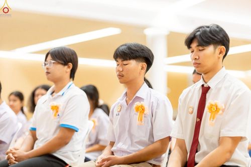 ภาพ No.245896:วันเสาร์ที่ 13 กันยายน พ.ศ. 2568 พิธีมอบผ้าไตรประธานกฐินสัมฤทธิ์เด็กดี V-Star ณ สภาธรรมกายสากล วัดพระธรรมกาย