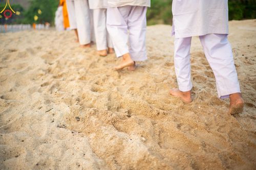 ภาพ No.63254:Photo Story  มหัศจรรย์วัดดงดินแดง Episode 1  พิธีปลงผมนาคธรรมทายาท  ในโครงการบรรพชาอุปสมบทหมู่ ฟื้นฟูพระพุทธศาสนาทั่วไทย วัดดงดินแดง ณ ลำน้ำแม่ตื่น อ.อมก๋อย จ.เชียงใหม่ วันที่ 2 เมษายน พ.ศ. 2567