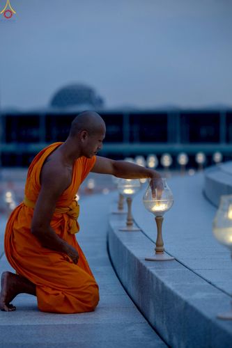 ภาพ No.223941:วันวิสาขบูชา วันอาทิตย์ที่ 11 พฤษภาคม พ.ศ. 2568 พิธีจุดวิสาขประทีป ,  พิธีเวียนประทักษิณรอบพระมหาธรรมกายเจดีย์ , พิธีฉลองชัยสวดมนต์บทธัมมจักกัปปวัตตนสูตร ครบ 7,357,000,000 จบ ณ มหารัตนวิหารคด วัดพระธรรมกาย