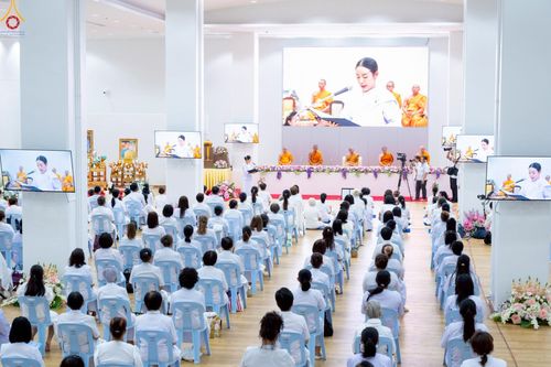 ภาพ No.242702:วันที่ 29-31 สิงหาคม พ.ศ. 2568 องค์กรภาคีเครือข่าย “บวร” (บ้าน-วัด-โรงเรียน-ราชการ) อ.คลองหลวง จัดบวชอุบาสิกาแก้ว ถวายพระราชกุศลแด่สมเด็จพระพันปีหลวง - กตัญญูบูชาแด่ผู้มีพระคุณ