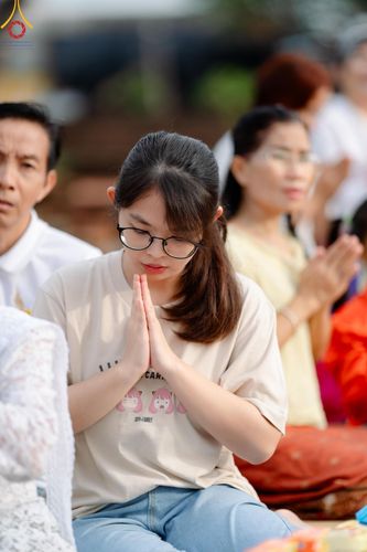 ภาพ No.138505:พิธีตักบาตร วัดราชบูรณะ จ.พระนครศรีอยุธยา วันที่ 25 พฤษภาคม พ.ศ.2567