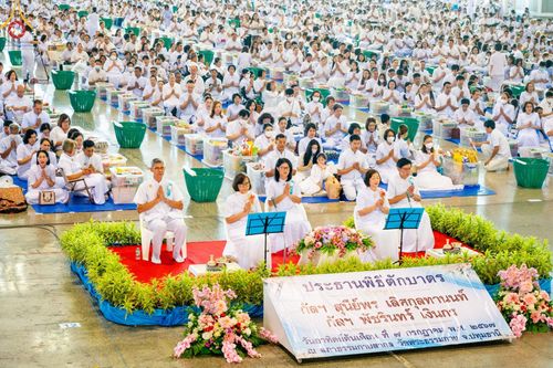 ภาพ No.143373:พิธีตักบาตร ข้าวสารอาหารแห้ง ณ บ้านแก้วเรือนทองคุณยายฯ และ พิธีบูชาข้าวพระ  ณ สภาธรรมกายสากล วัดพระธรรมกาย วันอาทิตย์ที่ 7 กรกฎาคม พ.ศ. 2567