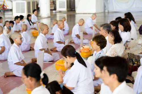 ภาพ No.133886:พิธีขอขมามอบผ้าไตร โครงการบรรพชาสามเณร ศูนย์อบรมวัดพระธรรมกาย ณ วัดพระธรรมกาย วันเสาร์ที่ 6 เมษายน พ.ศ. 2567