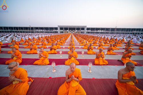 ภาพ No.204486:พิธีจุดประทีปถวายเป็นพุทธบูชา และบูชาธรรมมหาปูชนียาจารย์ ณ วัดพระธรรมกาย ตำบลคลองสาม อำเภอคลองหลวง จังหวัดปทุมธานี ในโครงการธรรมยาตรา กตัญญูบูชา มหาปูชนียาจารย์ พระมงคลเทพมุนี(สด จนฺทสโร) พระผู้ปราบมาร ปีที่ 13 วันที่ 31 มกราคม พ.ศ. 2568