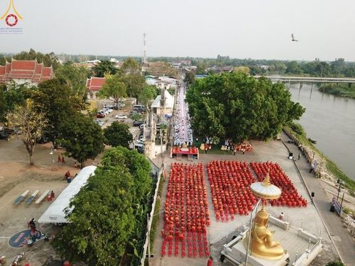 ภาพ No.135374:โครงการตักบาตรข้าวสารอาหารแห้งพระภิกษุสามเณร ๑,๐๐๐ รูป วันอังคารที่ ๙ เมษายน พ.ศ.๒๕๖๗ ณ ถนนหน้าที่ว่าการอำเภอคลองขลุง (เส้นเลียบแม่น้ำปิง) ตำบลคลองขลุง อำเภอคลองขลุง จังหวัดกำแพงเพชร