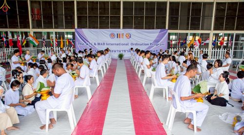 ภาพ No.230757:วันที่ 28 มิถุนายน พ.ศ. 2568 พิธีตัดปอยผมและปลงผม โครงการบวชพระนานาชาติ AEC & WAB รุ่นที่ 9 ณ วิหารคด 2 วัดพระธรรมกาย