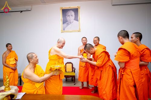 ภาพ No.222954:วันที่ 23 เมษายน พ.ศ. 2568 หลวงพ่อทัตตชีโวต้อนรับคณะสงฆ์ World Pec ณ อาคาร 100 ปี คุณยายมหารัตนอุบาสิกาจันทร์ ขนนกยูง วัดพระธรรมกาย