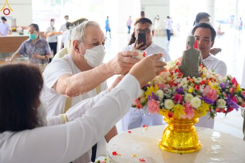 ภาพ No.80247:สาธุชนร่วมสรงน้ำพระและทำบุญ เนื่องในวันสงกรานต์ ณ หอฉันคุณยายอาจารย์ฯ วัดพระธรรมกาย วันที่ 13 เมษายน พ.ศ. 2566