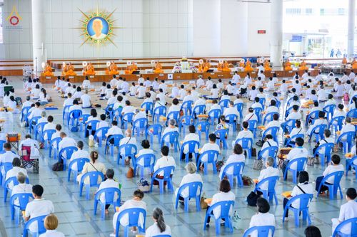 ภาพ No.81075:พิธีบุพเปตพลี ครั้งที่ 135 ร่วมอุทิศบุญแด่หมู่ญาติที่ล่วงลับไปแล้ว และสืบทอดอายุพระพุทธศาสนา วันศุกร์ที่ 19 พฤษภาคม พ.ศ. 2566 (วันพระ แรม 15 ค่ำ เดือน 6) ณ หอฉันคุณยายอาจารย์ วัดพระธรรมกาย