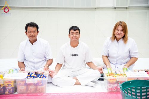 ภาพ No.60755:พิธีตักบาตรพระภิกษุสามเณร ธรรมทายาทระดับอุดมศึกษา วันเสาร์ที่ 20 เมษายน พ.ศ. 2567 ณ ห้องปฎิบัติธรรม ชั้นลอย มหารัตนวิหารคด 13 วัดพระธรรมกาย จ.ปทุมธานี