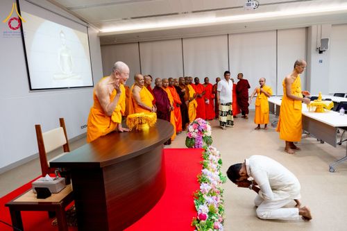 ภาพ No.222539:วันที่ 21 เมษายน พ.ศ. 2568 หลวงพ่อทัตตชีโวต้อนรับคณะสงฆ์ศรีลังกา ณ อาคาร 100 ปี คุณยายมหารัตนอุบาสิกาจันทร์ ขนนกยูง วัดพระธรรมกาย