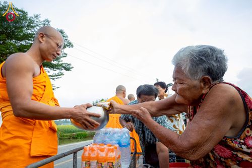 ภาพ No.217916:วันศุกร์ที่ 11 เมษายน พ.ศ. 2568 พระและสามเณร 99 รูป จากศูนย์ปฏิบัติธรรมระยอง(บ้านช่องลม) บิณฑบาต ณ ทุ่งปอเทือง ต.บางบุตร อ.บ้านค่าย จ.ระยอง เพื่อเป็นการฝึกสามเณรภาคฤดูร้อน ผ่านกิจวัตรบิณฑบาตในพื้นที่ชุมชน