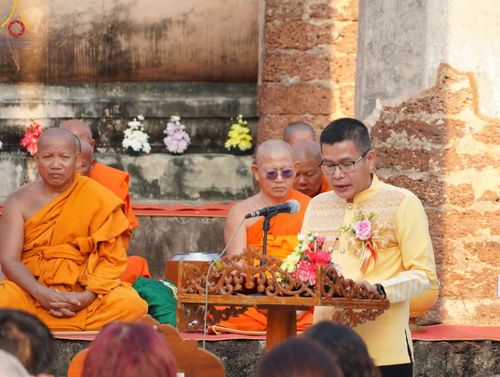 ภาพ No.58671:พิธีตักบาตรพระ ๑,๐๐๐ รูป สมโภชครบรอบ ๘๐๐ ปี พระบรมธาตุเมืองเชลียง ณ วัดพระศรีรัตนมหาธาตุ ราชวรวิหาร  (วัดพระปรางค์) ต.ศรีสัชนาลัย  อ.ศรีสัชนาลัย จ.สุโขทัย วันพฤหัสบดีที่ ๒๕ เมษายน พ.ศ. ๒๕๖๗