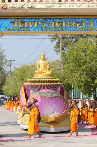 ภาพ No.190593:พิธีต้อนรับพระธรรมยาตรา ณ อนุสรณ์สถาน สถานที่ตั้งมโนปณิธานบวชตลอดชีวิต อนุสรณ์สถานคลองบางนางแท่น อ.สามพราน จ.นครปฐม ในโครงการธรรมยาตรา กตัญญูบูชา มหาปูชนียาจารย์ พระมงคลเทพมุนี(สด จนฺทสโร) พระผู้ปราบมาร อนุสรณ์สถาน 7 แห่ง ปีที่ 13 วันที่ 7 ม.ค.2568