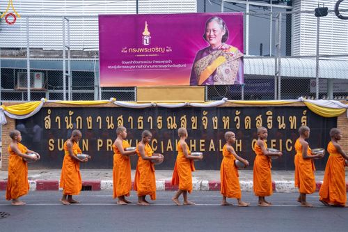 ภาพ No.62028:สามเณรจากศูนย์อบรมเยาวชนสุรินทร์ ออกบิณฑบาต รอบอำเภอเมือง จ.สุรินทร์ ในโครงการบรรพชาสามเณร ฟื้นฟูพระพุทธศาสนาทั่วไทย วันที่ 9 เมษายน พ.ศ. 2567