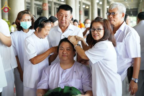 ภาพ No.143923:พิธีตัดปอยผมและปลงผมธรรมทายาท รุ่นเข้าพรรษา ณ มหาวิหารคด คอร์ 16 วัดพระธรรมกาย วันอาทิตย์ที่ 7 กรกฎาคม พ.ศ. 2567