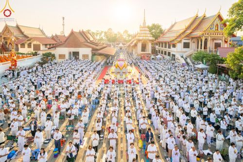 ภาพ No.197126:พิธีจุดประทีปถวายเป็นพุทธบูชา และบูชาธรรมมหาปูชนียาจารย์ ณ วัดโบสถ์(บน) ตำบลบางคูเวียง อำเภอบางกรวย จังหวัดนนทบุรี ในโครงการธรรมยาตรา กตัญญูบูชา มหาปูชนียาจารย์ พระมงคลเทพมุนี(สด จนฺทสโร) พระผู้ปราบมาร อนุสรณ์สถาน 7 แห่ง ปีที่ 13 วันที่ 18 มกราคม พ.ศ. 25