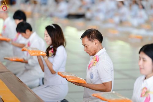 ภาพ No.211051:วันพฤหัสบดีที่ 13 มีนาคม พ.ศ. 2568  กิจกรรมวันพระ ขึ้น 15 ค่ำ เดือน 4 พิธีบุพเปตพลี ครั้งที่ 160 และ พิธีฉลองชัยสวดธัมจักรกัปปวัตนสูตร ครบ 7,196,000,000 จบ ณ วัดพระธรรมกาย