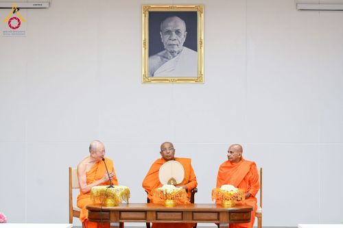 ภาพ No.223017:วันที่ 24 เมษายน พ.ศ. 2568 หลวงพ่อทัตตชีโวต้อนรับคณะสงฆ์ศรีลังกา ณ อาคาร 100 ปี คุณยายมหารัตนอุบาสิกาจันทร์ ขนนกยูง วัดพระธรรมกาย