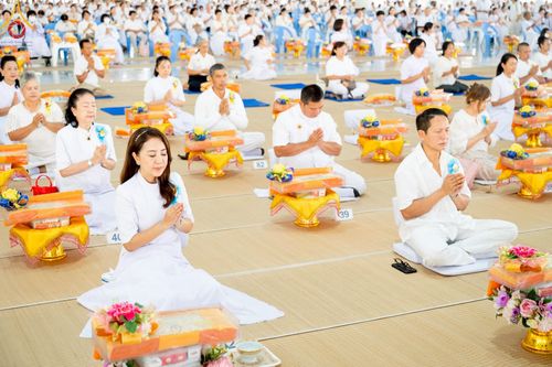 ภาพ No.220677:วันเสาร์ที่ 26 เมษายน พ.ศ.2568 (วันพระ แรม 15 ค่ำ เดือน 5) พิธีถวายภัตตาหารเมนูสวรรค์ "เพื่อการบรรลุธรรม" และ พิธีบุพเปตพลี ครั้งที่ 163 ร่วมอุทิศบุญแด่หมู่ญาติที่ล่วงลับไปแล้ว และสืบทอดอายุพระพุทธศาสนา ณ หอฉันคุณยายอาจารย์ฯ วัดพระธรรมกาย