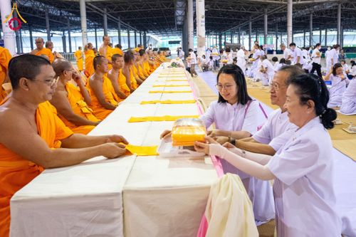 ภาพ No.202284:พิธีถวายภัตตาหารเป็นสังฆทาน แด่พระธรรมยาตรา ณ วัดพระธรรมกาย ตำบลคลองสาม อำเภอคลองหลวง จังหวัดปทุมธานี ในโครงการธรรมยาตรา กตัญญูบูชา มหาปูชนียาจารย์ พระมงคลเทพมุนี(สด จนฺทสโร) พระผู้ปราบมาร อนุสรณ์สถาน 7 แห่ง ปีที่ 13 วันที่ 27 มกราคม พ.ศ. 2568