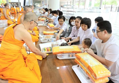 ภาพ No.229466:วันเสาร์ที่ 21 มิถุนายน พ.ศ. 2568 พิธีถวายภัตตาหารเมนูสวรรค์ เพื่อการบรรลุธรรม ณ หอฉันคุณยายอาจารย์ฯ วัดพระธรรมกาย