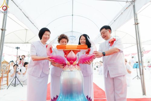 ภาพ No.158091:พิธีทอดผ้าป่า ติดตั้งแผ่นสิริฉะทะนะรัสมี(หลังคา) อาคาร 80 ปี หลวงพ่อธัมมชโย วันอาทิตย์ที่ 22 กันยายน พ.ศ. 2567 ณ ศูนย์ปฏิบัติธรรมวิหารแดง อ.วิหารแดง จ.สระบุรี