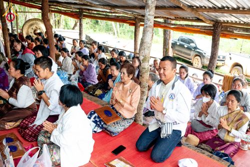 ภาพ No.174429:พิธีตักบาตรพระ,พิธีทอดผ้าป่า พิธีกลั่นแผ่นดินโปรยรัตนชาติ  สร้างพระอุโบสถและเจดีย์ วัดป่าสัมมาทิฏฐิและวัดสิริขันโท แขวงอัตตะปือ สปป. ลาว วันที่ 29 ตุลาคม พ.ศ. 2567