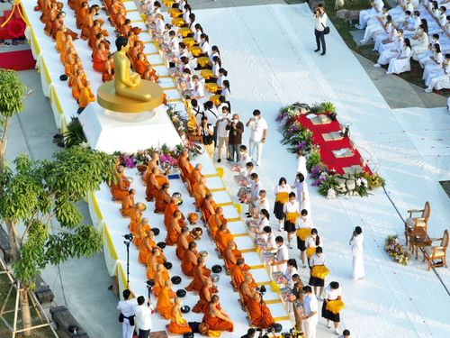 ภาพ No.101745:ตักบาตรพระ 10,000 รูป เติมบุญให้แผ่นดิน เนื่องในโอกาส 192 ปี จังหวัดกาญจนบุรี หนึ่งในโครงการตักบาตรพระ 2,000,000 รูป  77 จังหวัดทุกวัดทั่วไทย วันจันทร์ที่ 11 ธันวาคม พ.ศ. 2566 บริเวณถนนสองแคว (SKY WALK) เมืองกาญจนบุรี