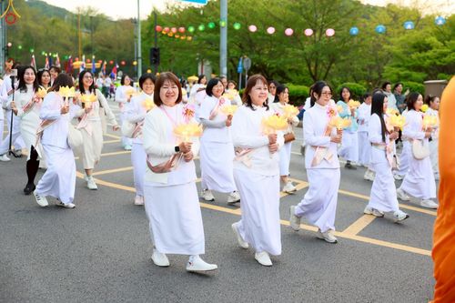 ภาพ No.229537:วันเสาร์ที่ 26 เมษายน พ.ศ. 2568 คณะพระภิกษุสามเณรในโครงการบรรพชาหมู่ 81 รูป  วัดภาวนาโซล ประเทศเกาหลีใต้ ได้ร่วมกับคณะสาธุชนคนไทยในเกาหลีใต้  ร่วมกันเดินขบวนอัญเชิญโคมดอกบัว  เพื่อบูชาแด่องค์สมเด็จพระสัมมาสัมพุทธเจ้า  ในงานเทศกาลวิสาขบูชานานาชาติ ประจำปี