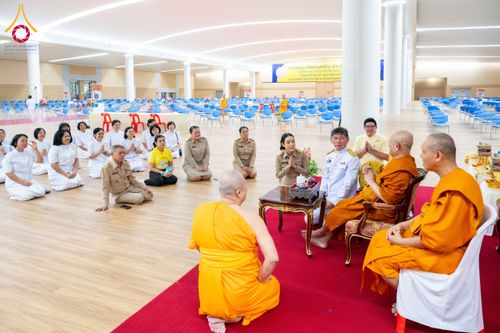 ภาพ No.208764:พระบาทสมเด็จพระเจ้าอยู่หัวทรงพระกรุณาโปรดเกล้าฯ พระราชทานภัตตาหารพระราชทาน แด่พระภิกษุ สามเณร ในการสอบบาลีสนามหลวง ณ วัดพระธรรมกาย วันที่ 22 กุมภาพันธ์ พ.ศ. 2568 ณ วัดพระธรรมกาย อำเภอคลองหลวง จังหวัดปทุมธานี