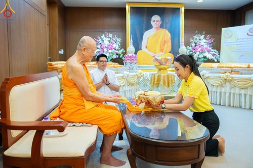 ภาพ No.145897:พิธีเจริญพระพุทธมนต์และมอบผ้าไตร โครงการปฐมอุปสมบทสมโภช วัดพระธรรมกายโทชิหงิ ประเทศญี่ปุ่น บูชาธรรมหลวงพ่อธัมมชโย เนื่องในโอกาสเจริญอายุวัฒนมงคล 80 ปี (22 เมษายน พ.ศ.2567) วันพฤหัสบดีที่ 25 กรกฎาคม พ.ศ. 2567 ณ อาศรมบัณฑิต วัดพระธรรมกาย จัดโดย คณะศิษยานุศ
