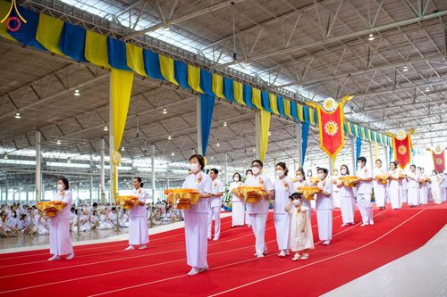 ภาพ No.99768:พิธีทอดผ้าป่า ต้นสมบัติจักรพรรดิ ในวันอาทิตย์ที่ 3 ธันวาคม พ.ศ. 2566 ณ สภาธรรมกายสากล วัดพระธรรมกาย จ.ปทุมธานี