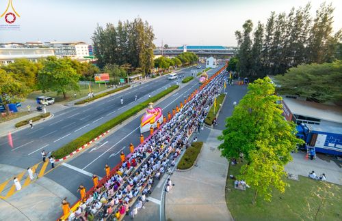 ภาพ No.201990:พิธีต้อนรับพระธรรมยาตรา ณ อนุสรณ์สถานลำดับที่ 7 สถานที่ขยายวิชชาธรรมกาย วัดพระธรรมกาย ต.คลองสาม อ.คลองหลวง จ.ปทุมธานี ในโครงการธรรมยาตรา กตัญญูบูชา มหาปูชนียาจารย์ พระมงคลเทพมุนี(สด จนฺทสโร) พระผู้ปราบมาร อนุสรณ์สถาน 7 แห่ง ปีที่ 13 วันที่ 26 มกราคม 2568