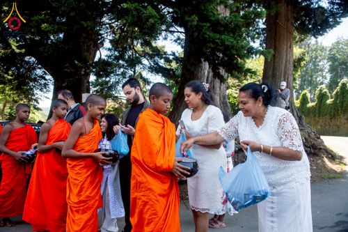 ภาพ No.225632:วันที่ 5 พฤษภาคม พ.ศ. 2568 พิธีบิณฑบาตรอบเมืองนูวราอิลิย่า ฉลองเทศกาลวิสาขบูชา แห่งชาติประเทศศรีลังกา